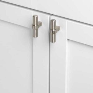 Gros plan sur deux boutons de meuble en métal argenté de style moderne en forme de T.