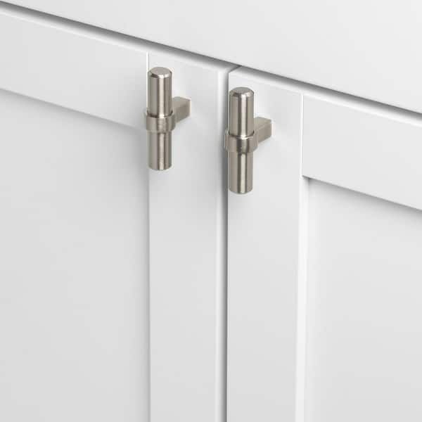 Gros plan sur deux boutons de meuble en métal argenté de style moderne en forme de T.