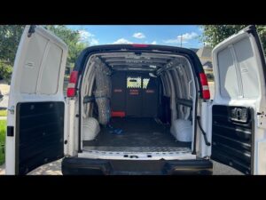 Intérieur vide d'un fourgon utilitaire blanc avec portes ouvertes