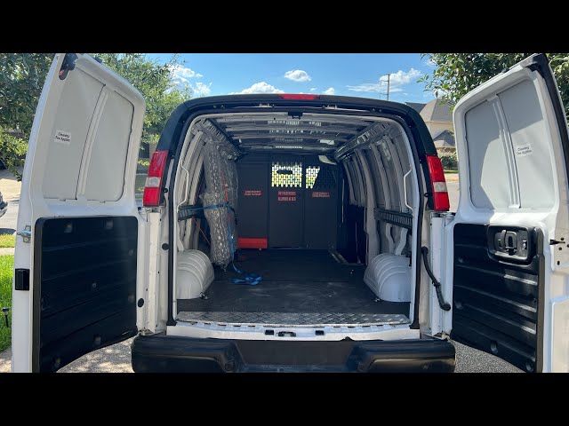 Intérieur vide d'un fourgon utilitaire blanc avec portes ouvertes