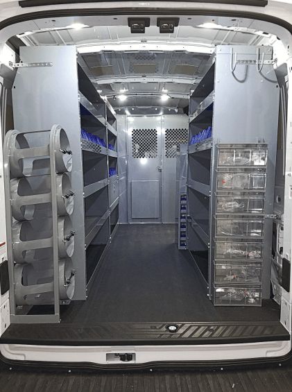 Aménagement professionnel d'un fourgon utilitaire avec des étagères métalliques.