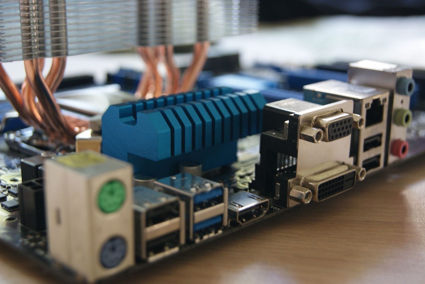 Gros plan sur une carte électronique et ses composants modulaires