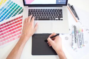 Designer travaillant sur une charte graphique avec palettes de couleurs